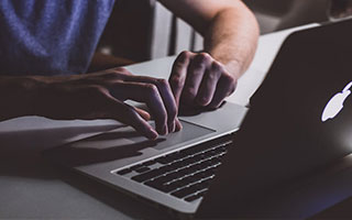 风车动漫两种读法对照：围绕术语多不等于更专业做把事实句挑出来